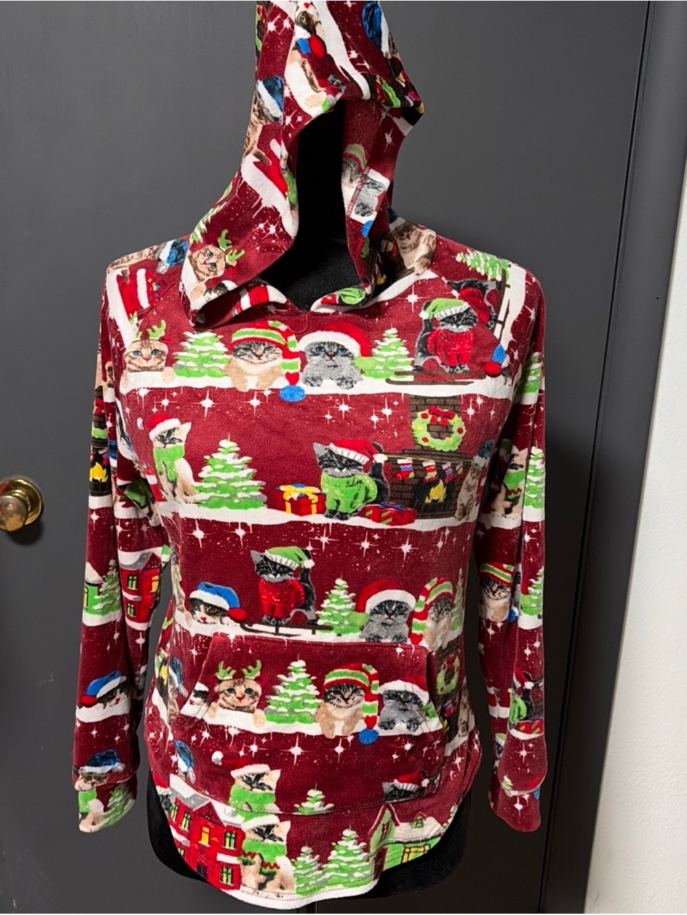 No Boundaries Women’s Red Holiday Cat Print Hoodie